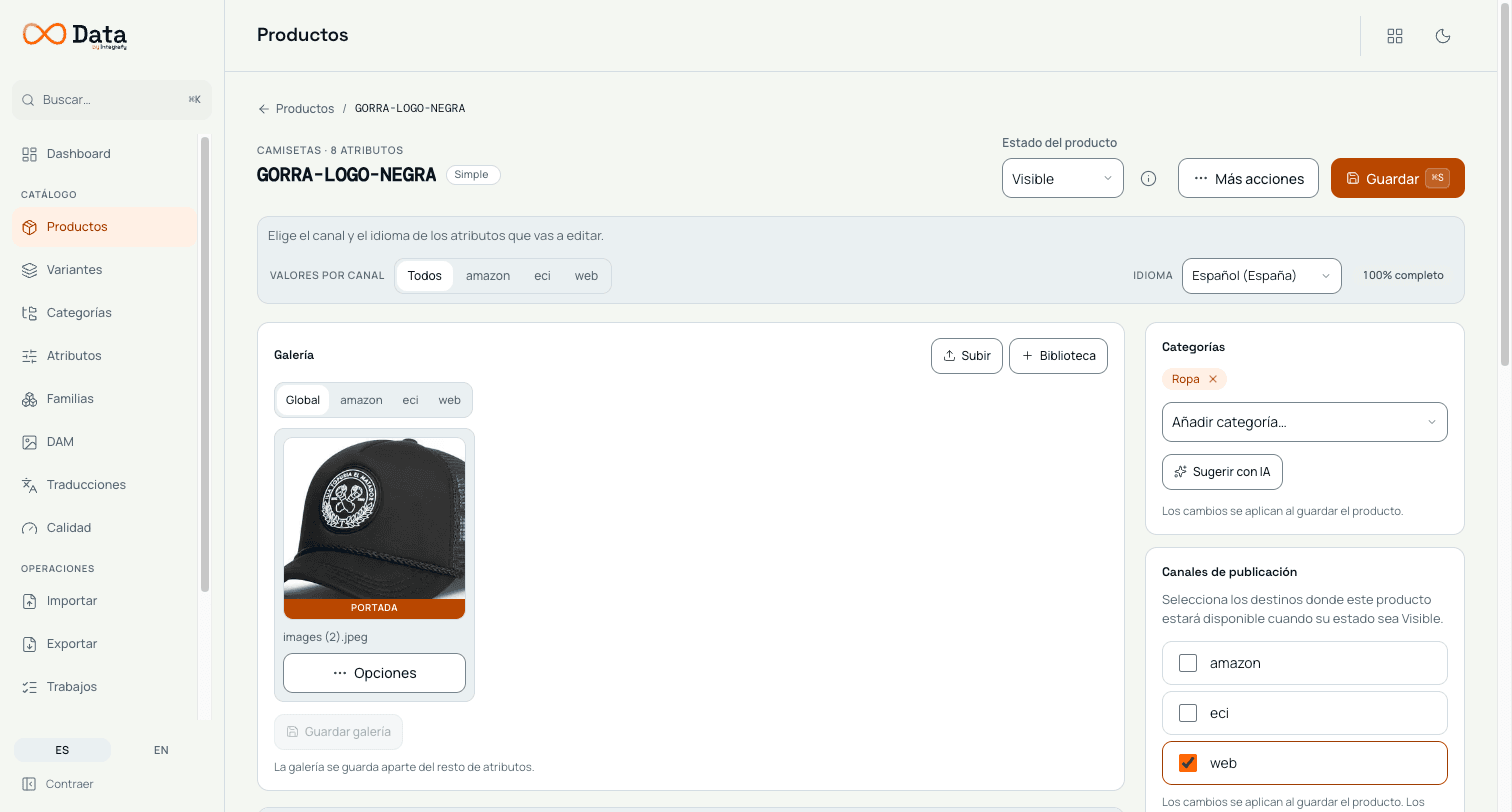 Editor de producto del PIM mostrando el selector de canal y de idioma, la galería de imágenes, las categorías asignadas y el indicador de completitud al 100 %.
